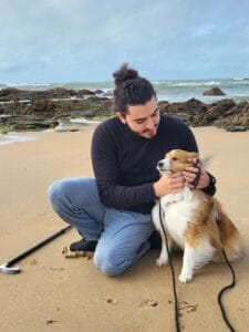 Garde d'animaux chien sur la plage